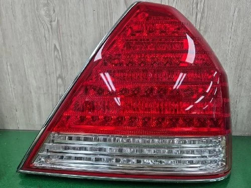 Right rear tail light assembly compatible with Hyundai Equus 2007, genuine OEM replacement part 92402-3B500