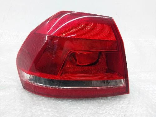 Used OEM Part - Lamp socket rear OEM compatible with Volkswagen Passat 1.8 TSI 2015 (part n.° 561945257)