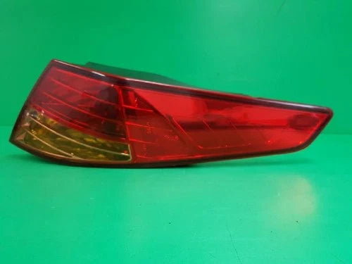 Right rear combination tail light assembly OEM 92402 2T000 compatible with Kia K5 2011