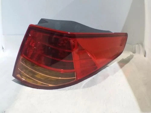 Right rear combination tail light assembly OEM 92402 2T000 compatible with Kia K5 2011