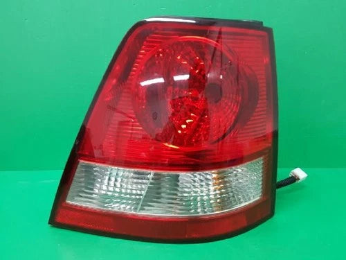 Rear combination tail light (right) compatible with Kia Sorento 2004, genuine OEM replacement part 92402 3E000