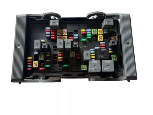 Refacción OEM Usada - Chevrolet Suburban 1500 Pickup 2007-2009, caja de fusibles del motor, número de pieza: 25905683 WW