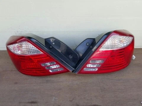 Right rear combination tail light assembly compatible with Kia RIO 2003, genuine OEM replacement part 0K30C51150A