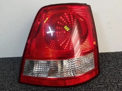 Right rear tail light assembly compatible with Kia Sorento 2003, RH OEM 92402, 3E000