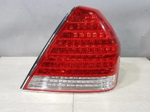 Right rear tail light assembly compatible with Hyundai Equus 2006, genuine OEM replacement part 924023B501