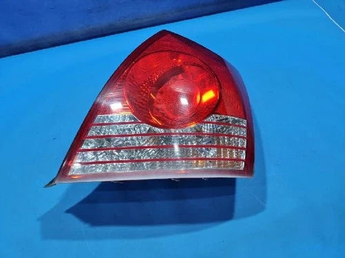 Right rear combination tail light assembly compatible with Hyundai Elantra 2004, genuine OEM replacement part 92402 2D500