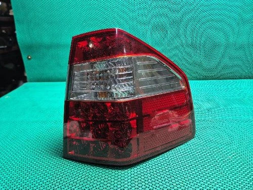 Right rear combination tail light assembly compatible with Kia Borrego 2014, genuine OEM replacement part 924022J101