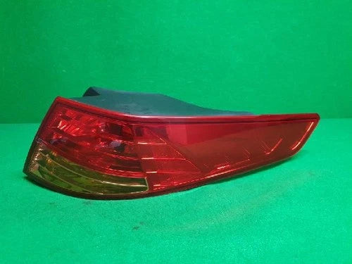 Right rear combination tail light assembly OEM 92402 2T000 compatible with Kia K5 2011