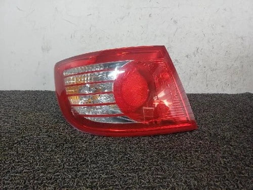 Left rear tail light assembly compatible with Hyundai Elantra 2005, genuine OEM replacement part 92401 2D700