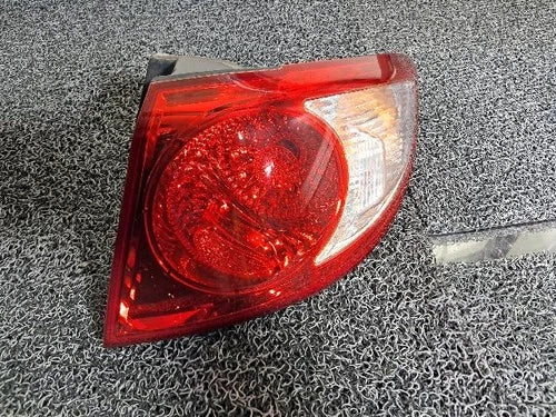 Right outer rear tail light assembly OEM 92402 2B000 compatible with Hyundai Santa Fe 2007