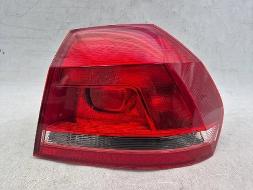 Volkswagen 2015 Luz trasera / calavera combinada (lado derecho/del pasajero) OEM 561945096 G