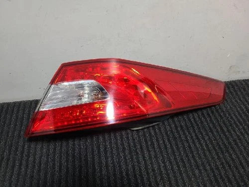 Right rear combination tail light assembly OEM 92402 2T100 compatible with Kia K5 2013