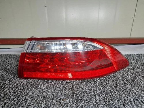 Right rear combination tail light assembly compatible with Kia Sorento 2007, genuine OEM replacement part 92402 2G100