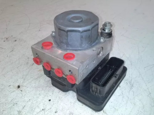Bomba/Módulo ABS OEM usada para 2014 Nissan Versa - 1.6L