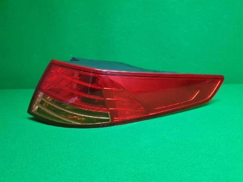 Right rear combination tail light assembly OEM 92402 2T000 compatible with Kia K5 2011