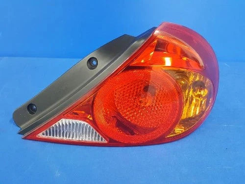 Right rear tail light assembly compatible with Kia Spectra 2000, genuine OEM replacement part 0K2N1 51150A