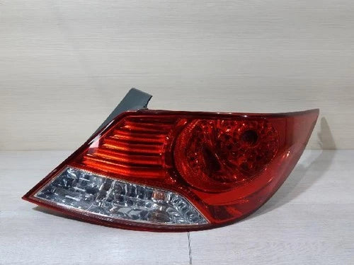 Right rear combination tail light assembly OEM 924021R000 compatible with Hyundai Accent 2011
