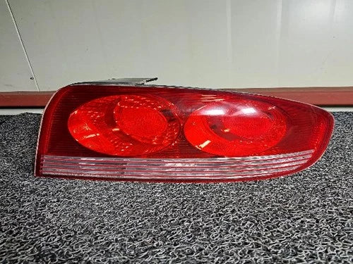 Right rear tail light assembly compatible with Hyundai EF 2003, genuine OEM replacement part 924023D0