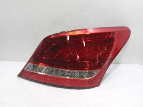 Right rear tail light assembly compatible with Hyundai Equus 2010, genuine OEM replacement part 924023N0
