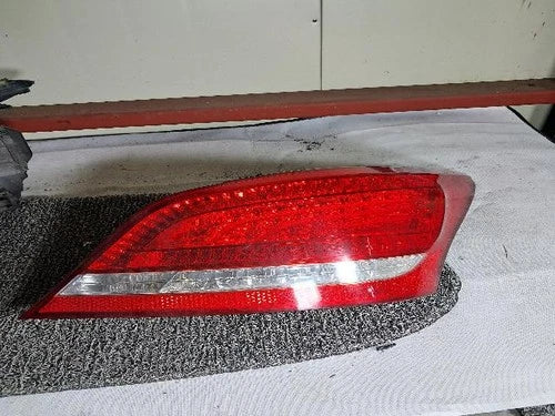 Right rear tail light assembly compatible with Hyundai Equus 2013, genuine OEM replacement part 924023N020