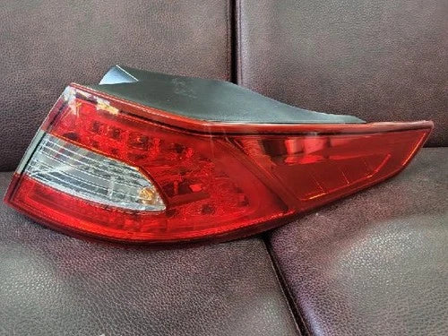Right rear combination tail light assembly OEM 92402 2T100 compatible with Kia K5 2012