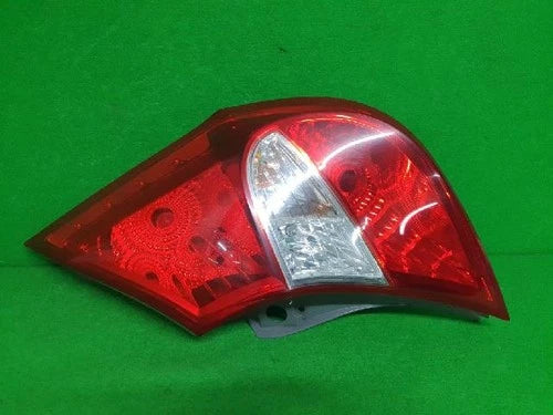 Right rear combination tail light assembly OEM 92402 1R200 compatible with Hyundai Accent 2011