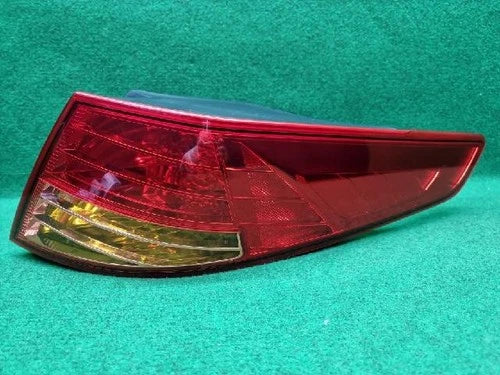 Right rear combination tail light assembly compatible with Kia K5 2011, genuine OEM replacement part 92402 2T000