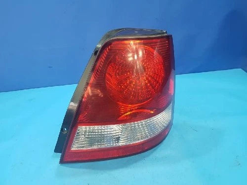 Right rear combination tail light assembly OEM 92402 3E000 compatible with Kia Sorento 2003