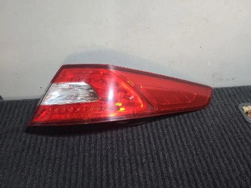 Right rear combination tail light assembly OEM 92402 2T100 compatible with Kia K5 2012