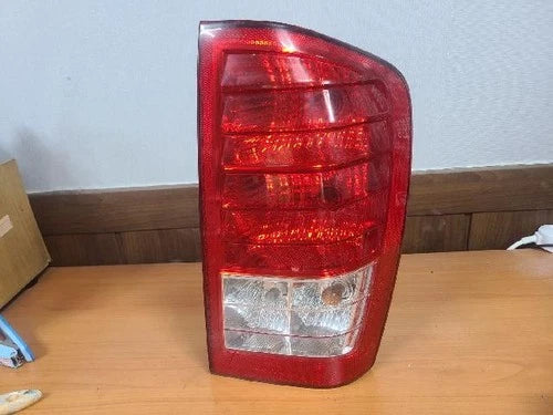 Right rear tail light assembly compatible with Kia Sedona 2008, RH OEM 92402, 4J000