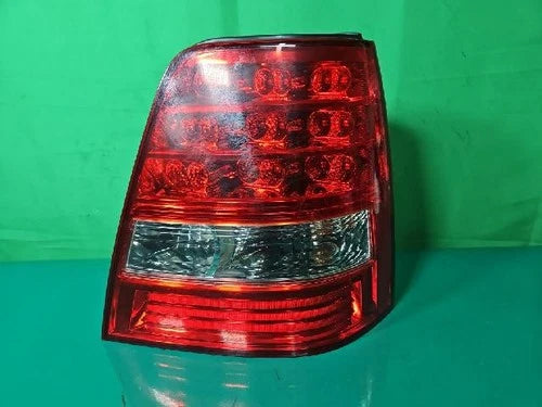 Right rear combination tail light assembly compatible with Kia Sorento 2008, genuine OEM replacement part 92402 3E500