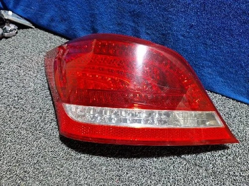 Left rear tail light assembly compatible with Hyundai Centennial 2010, LH OEM 92401, 3N000