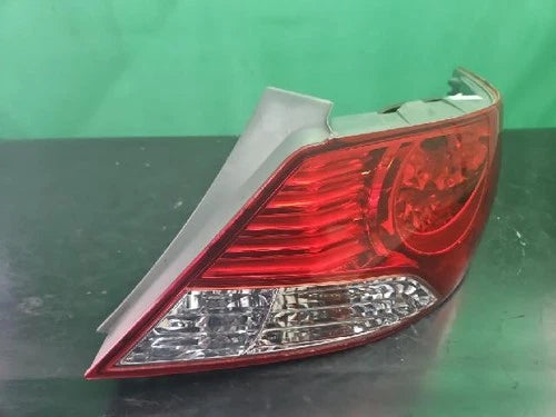 Right rear combination tail light assembly OEM 92402 1R000 compatible with Hyundai Accent 2012