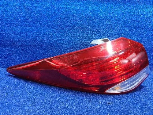 Left rear tail light assembly (RR) compatible with Hyundai i40 2013, genuine OEM replacement part 924013Z0