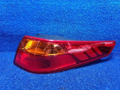 Right rear combination tail light assembly compatible with Kia K5 2015, genuine OEM replacement part 924022T500