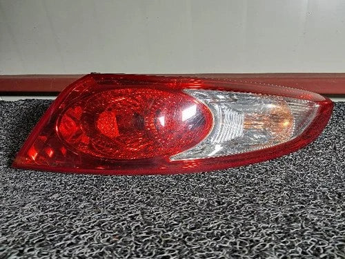 Right outer rear tail light assembly OEM 92402 2B000 compatible with Hyundai Santa Fe 2007