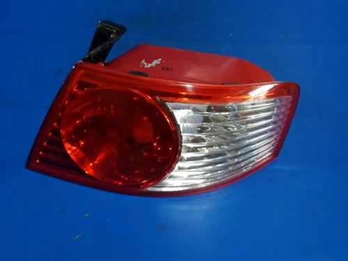 Right rear combination tail light assembly compatible with Kia Amanti 2005, genuine OEM replacement part 924023F000