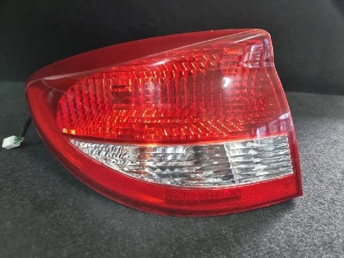 Used OEM Part - Combination Tail Light Assembly Kia Sorento 2003 (tail light assembly) OEM 92401 FD000