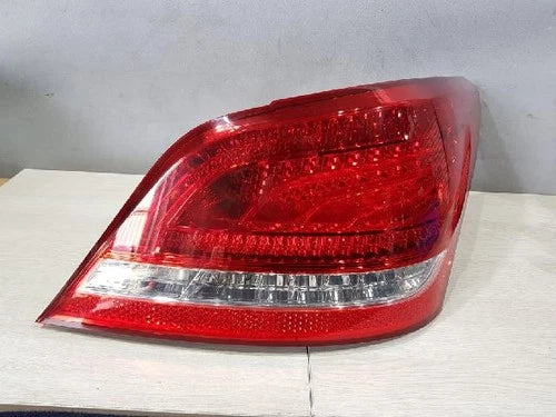 Right rear tail light assembly compatible with Hyundai Equus 2012, genuine OEM replacement part 924023N000