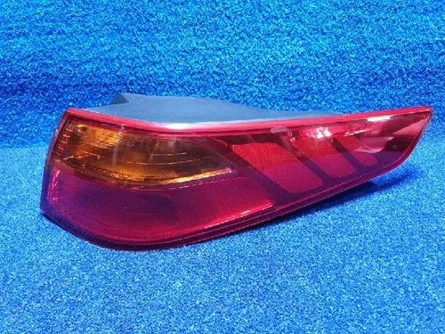 Right rear combination tail light assembly OEM 92402 2T500 compatible with Kia K5 2015
