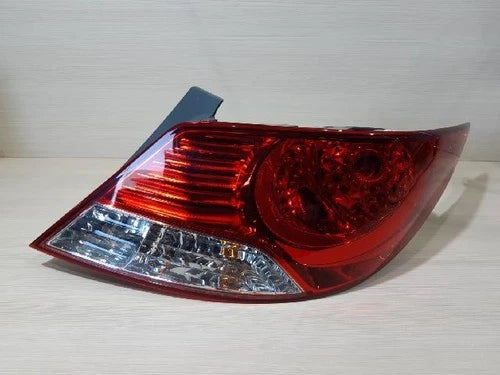 Right rear tail light assembly compatible with Hyundai Accent 2011, genuine OEM replacement part 924021R000