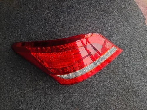 Left rear tail light compatible with Hyundai Equus 2010, genuine OEM replacement part 92401 3N000