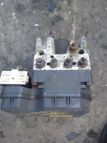 Bomba/Módulo ABS OEM usada para Toyota Sienna 04-06 - FWD