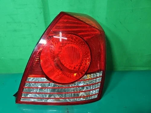 Right rear combination tail light assembly OEM 92402 2D500 compatible with Hyundai Elantra 2003