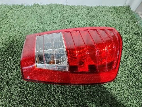 Right rear tail light assembly compatible with Kia Sedona 2013, genuine OEM replacement part 92402 4J000