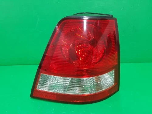 Right rear combination tail light assembly OEM 92402 3E000 compatible with Kia Sorento 2003