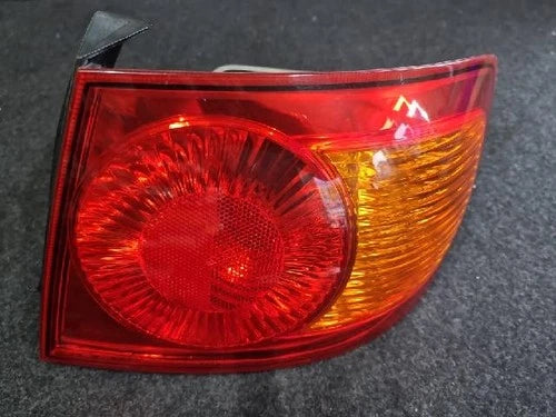 Right rear combination tail light assembly OEM 92402 2D200 compatible with Hyundai Elantra 2002