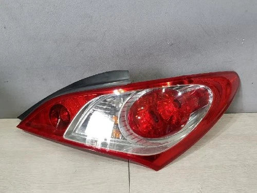 Right rear combination tail light assembly compatible with Hyundai Genesis 2010, genuine OEM replacement part 924022M000