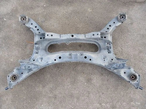 Refacción OEM Usada - Travesaño del subchasis trasero para Nissan Altima Sedán de 4 puertas (2007-2012) OEM