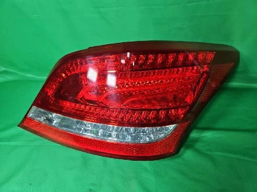 Right rear combination tail light assembly (RH) compatible with Hyundai Equus 2010, OEM 92402 3N000